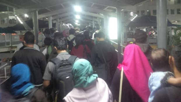 Arus Libur Natal, Pelabuhan Merak Mulai Dipadati Kendaraan