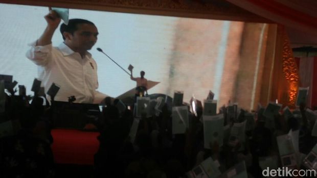 Jokowi meminta warga yang telah menerima sertifikat untuk mengangkatnya, kemudian dihitung.