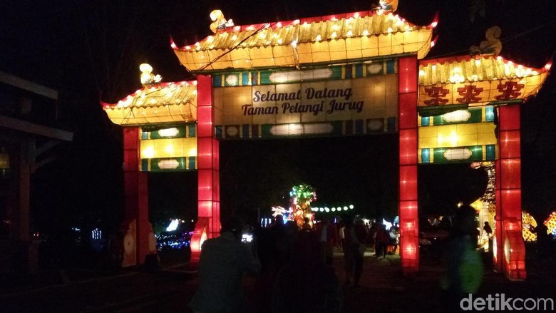 Cantiknya Air Mancur Menari Di Taman Pelangi Jurug Solo