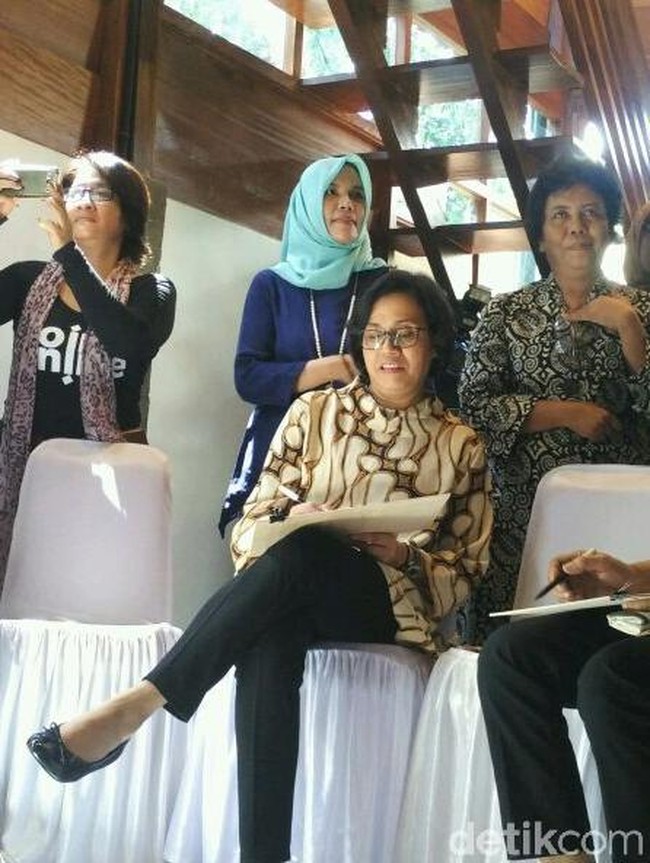 Bertandang ke museum Tino Sidin, Sri Mulyani tampil stylish memadukan celana pipa hitam dan blouse motif batik Parang. Foto: Usman Hadi/detikcom