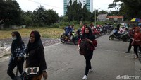 Salah satu tukang ojek bernama Heri mengatakan mereka diarahkan masuk ke lahan itu sekitar pukul 11.30 WIB oleh aparat. Namun ia tak menjelaskan aparat dari dinas apa yang memerintahkan mereka untuk masuk. 