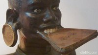 Museum of Enduring Beauty, Melaka, Malaysia mengajak Anda mengenal kecantikan dari berbagai budaya. Cantik bisa sangat menyakitkan seperti membebat kaki hingga kecil sampai menaruh piring di bibir (Faela Shafa/detikTravel)