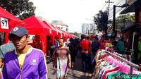 Tenda merah juga sudah mulai terpasang berbaris memenuhi sepanjang jalan depan Stasiun Tanah Abang.