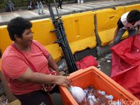 Yati yang mengaku pendapatannya turun tapi tetap senang.