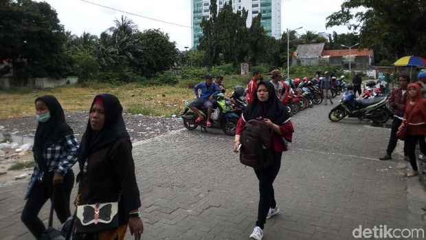 Tukang ojek pangkalan mulai menempati lahan kosong di Jalan Jati Baru, Sabtu (23/12/2017)