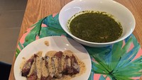 Steak dengan saus jamur juga Acha lahap saat di Sydney. Kelihatan enak ya? Foto: Instagram septriasaacha