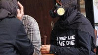 Kami pakai masker respirator, bukan masker biasa, untuk menunjukkan betapa asap rokok itu sudah sangat mengganggu, kata Hasna Pradityas, juru bicara aksi tersebut, saat dihubungi detikHealth. (Foto: GEBRAK)