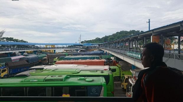 Sabtu Pagi Libur Natal, Pelabuhan Merak Ramai Lancar