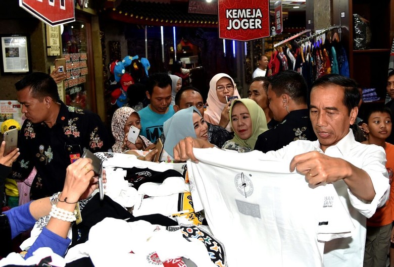 Sayang Cucu, Jokowi Beli Oleh-oleh buat Ethes dari Bali Sayang Cucu, Jokowi Beli Oleh-oleh buat Ethes dari Bali