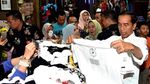 Foto: Gaya Mbah Jokowi Beli Oleh-oleh Buat Cucu di Bali