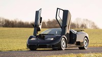 Mobil ini adalah Bugatti EB110 dalam jumlah terbatas. Dilansir situs resmi rumah lelang RM Sothebys, antara tahun 1991 dan 1995 saja hanya 139 EB110 yang diproduksi oleh Bugatti. Saat itu harga jualnya mencapai US$ 380.000 atau setara dengan Rp 5,1 miliar. Foto: RM Sothebys