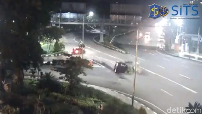 Mobil Mewah ini Tabrak Pikap Hingga Terguling