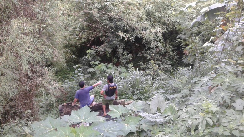 Polisi Tembak Spesial Curanmor di Tangsel, 1 Pelaku Terjun ke Sungai Polisi Tembak Spesial Curanmor di Tangsel, 1 Pelaku Terjun ke Sungai