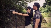 Geng pertemanan ini diisi dengan wanita dengan latar belakang yang berbeda, menjadikan Girls Squad selalu seru untuk dibahas. Kalau yang ini adalah dr Irene. Dari salah satu unggahannya, terdapat fotonya tengah berlatih menembak. (Foto: Instagram/dr.irene13)