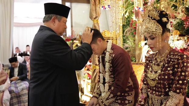 Presiden ke-5 RI, SBY menghadiri pernikahan putra bungsu mantan Menko Perekonomian Hatta Rajasa, Rasyid Amrullah Rajasa dengan Adara Taista.