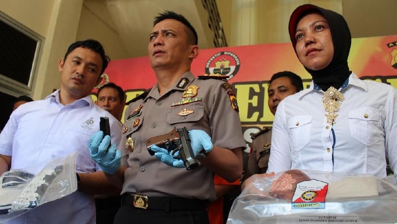 Polisi Tangkap Oknum PNS Aceh karena Kasus Asusila dan Senpi Ilegal Polisi Tangkap Oknum PNS Aceh karena Kasus Asusila dan Senpi Ilegal