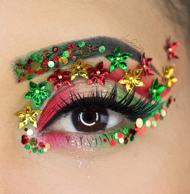 Makeup artist mancanegara bernama Lucinda membuat karya makeup yang luar biasa. Ia membuat makeup Natal dengan warna hijau dan merah. Glitter, shimmery dan manik-manik menjadi pelengkap penampilannya. Foto: Instagram