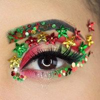 Makeup artist mancanegara bernama Lucinda membuat karya makeup yang luar biasa. Ia membuat makeup Natal dengan warna hijau dan merah. Glitter, shimmery dan manik-manik menjadi pelengkap penampilannya. Foto: Instagram