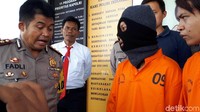 Mereka berkenalan melalui grup WhatsApp Jakmania dan kemudian keduanya berkomunikasi. Mereka juga berhubungan intim tanpa dasar paksaan. 