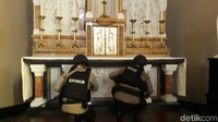Jelang perayaan Natal, tim Gegana Brimob Polda Jawa Barat dikerahkan menyisir gereja di setiap daerah, seperti di Kota Bandung dan Kota Sukabumi.