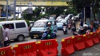 Titik rawan kemacetan itu disebut berada di simpang Cideng, simpang Kebon Sirih, portal utara Hotel Parmin, dan portal selatan Kebon Jati. 