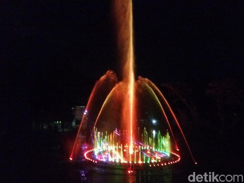 Cantiknya Air Mancur Menari Di Taman Pelangi Jurug Solo