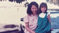 Gaya selebriti di masa kecil bersama sang ibunda. (Foto: dok. Instagram)