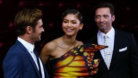 Foto: Tak sendirian, Zendaya ditemani dua lawan mainnya, Zac Efron dan Hugh Jackman. (Lisa Maree Williams/Getty Images)