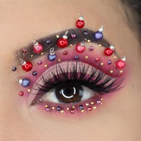 Kali ini, suasana Natal tampak berbeda. Riasan mata pink dengan dekorasi pohon natal versi mini tercipta di mata makeup artist dengan 161 followers di Instagram itu. Foto: Instagram