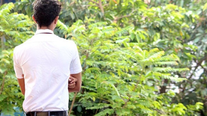 Ucapkan Selamat Sambil Memeluk, 2 Siswa Dikeluarkan dari Sekolah