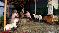 Panitia Natal 2017 tengah mempersiapkan perayaan dengan melakukan dekorasi ruangan.