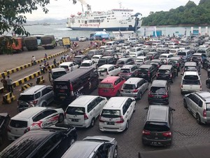Sabtu Pagi Libur Natal, Pelabuhan Merak Ramai Lancar