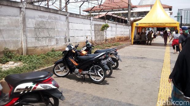 Kondisi depan Stasiun Tanah Abang, Jakarta Pusat, Sabtu (23/12/2017)