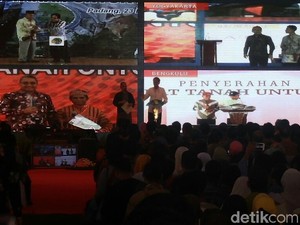 Menteri PUPR Serahkan 57.000 Sertifikat Tanah di Bengkulu