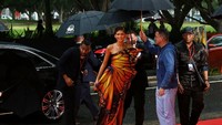 Foto: Cuaca Sydney kala itu agak sedikit hujan, sehingga ia harus berjalan di red carpet dengan payung.  (Lisa Maree Williams/Getty Images)