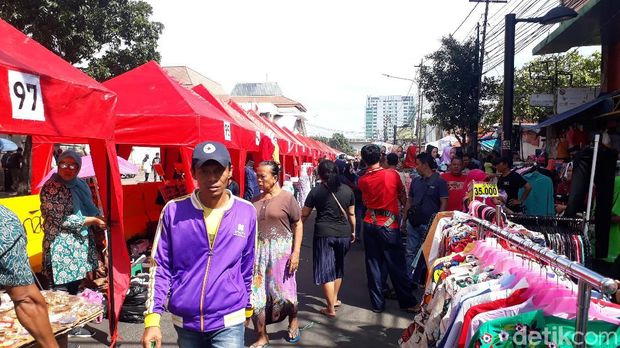PKL di depan Stasiun Tanah Abang
