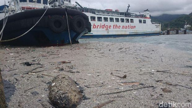  Sampah di dermaga Pelabuhan Merak, Sabtu (23/12/2017)
