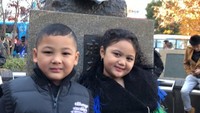 Foto: Amora dan Kellen tampak bergaya menggemaskan di depan patung Hachiko. (Krisdayanti/Instagram)