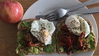 Selain nasi goreng, Acha juga suka sarapan Avocado Toast. Ditambahkan daging cincang, poached egg dan tomat, tampilan Avocado Toast kelihatan makin enak. Foto: Instagram septriasaacha