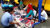 Mulai dari pedagang pakaian, makanan, aksesoris, dan beberapa pedagang lainnya sudah berjualan.