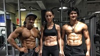 Bermain peran dalam film laga, Julie Estelle harus membentuk badannya hingga berotot dan sixpack. (Foto: Instagram/iko.uwais)
