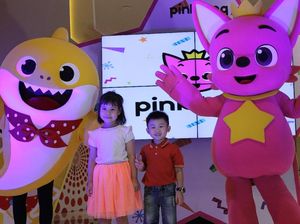 Waaah, Senangnya Foto Bareng Baby Shark dan Pinkfong
