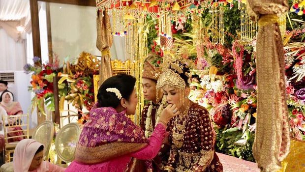 Presiden ke-5 RI, SBY menghadiri pernikahan putra bungsu mantan Menko Perekonomian Hatta Rajasa, Rasyid Amrullah Rajasa dengan Adara Taista.