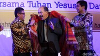Ketua Umum DPP Taruna Merah Putih Maruarar Sirait memberikan ulos kepada perwakilan Kedutaan besar Palestina untuk Indonesia Taher Ibrahim Abdallah Hamad dengan didampingi Sekjen DPP PDI Perjuangan Hasto Kristianto.