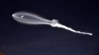 Rupanya ini adalah roket SpaceX Falcon 9 yang diluncurkan di Amerika Serikat.