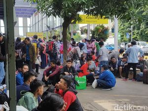 Libur Natal-Tahun Baru, Penumpang Padati Stasiun Senen