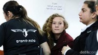 Namun warganet pro-Palestina menyatakan perlawanan Ahed adalah perlawanan yang absah, sebagaimana seorang warga melawan saat ada orang menduduki rumahnya secara paksa. (Foto: EPA)