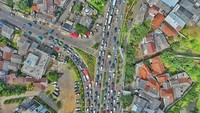 Terjadi kepadatan lalu lintas selepas GT Ciawi mengarah ke Puncak pada hari Sabtu (23/12/2017). Foto udara ini diambil per pukul 09.30 WIB. (Foto: dok. Polres Bogor)