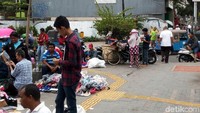 Ini tadi mulai jam setengah dua belas, kita nggak disuruh masuk ya masuklah, ujar Heri.