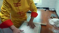 Li Hongkai, koki dari Zigong di Provinsi Sichuan, China Barat seorang ahli mie membuat mie super kecil. Ia sudah menguasai ilmu membuat mie selama 3 dekade atau 30 tahun. Foto: Istimewa